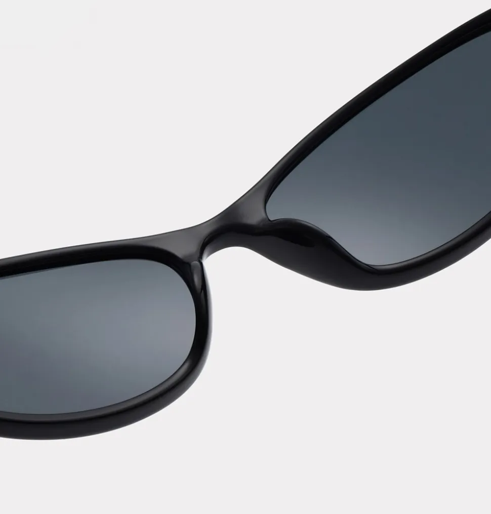 Alexa Solbriller, Black