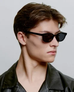 Charlie Solbriller, Black