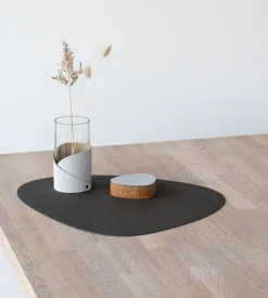 Curve Nupo Dækkeserviet, Caviar, 37x44 cm