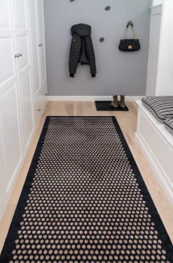 Dot Gulvmåtte, Sort/Sand, 90x200 cm