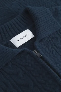 Holger Cardigan, Salute, M