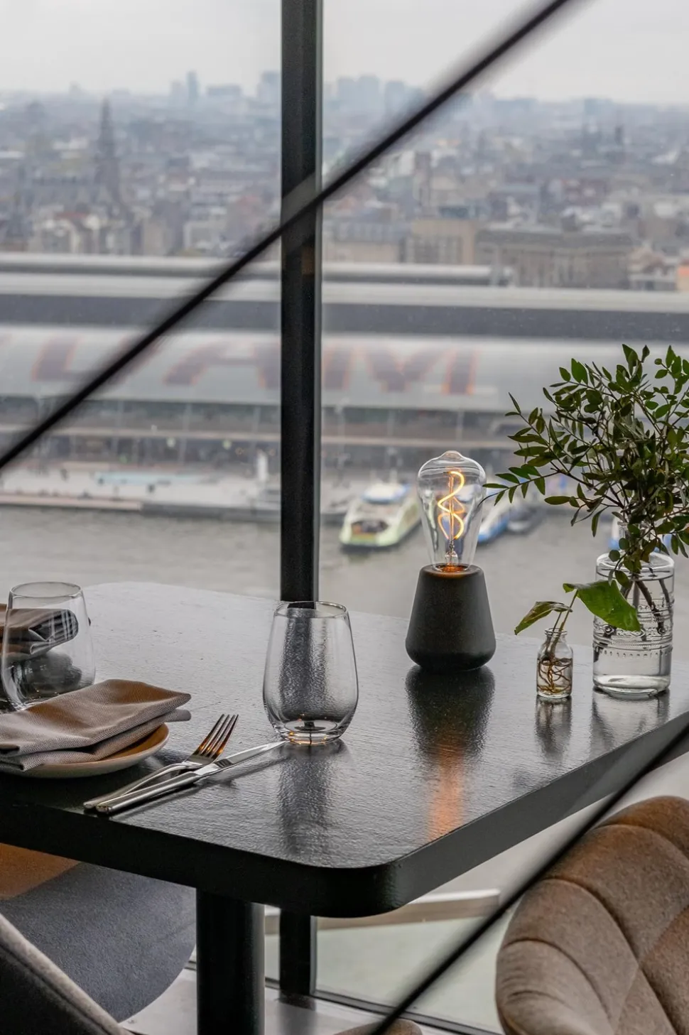 One Bordlampe, Black Wood