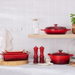 Signature Rund Støbejernsgryde, Cerise, 6,7 L