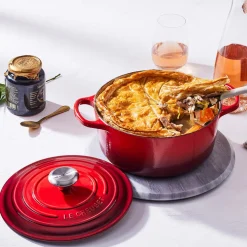 Signature Rund Støbejernsgryde, Cerise, 6,7 L