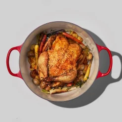 Signature Rund Støbejernsgryde, Cerise, 6,7 L