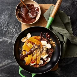 Signature Støbejerns Stegepande Med Træhåndtag, Bamboo, Ø28 cm