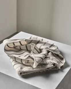 True Håndklæde, Off White/Black, 70x140 cm